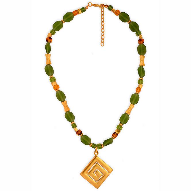 Collar Cristal Checo 14×10mm Verde Oliva, Cubo Tortoise y Dije Mediano Decoración Típica Calima