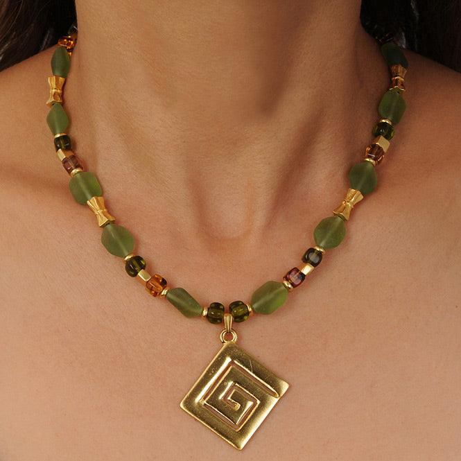 Collar Cristal Checo 14×10mm Verde Oliva, Cubo Tortoise y Dije Mediano Decoración Típica Calima