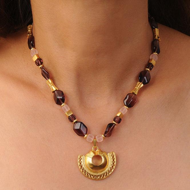 Collar Cristal Checo 14×10mm Amatista, Cubo Rosado y Dije Mediano Nariguera Semilunar Tairona