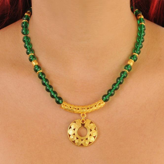 Collar Cristal Checo Verde 8mm, Dije Mediano Nariguera de Círculos Quimbaya