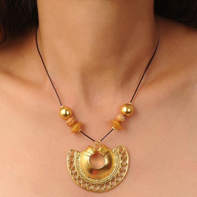 Collar Cuero Café, Piedra Tairona Terracota y Dije Extragrande Nariguera Semilunar Tairona