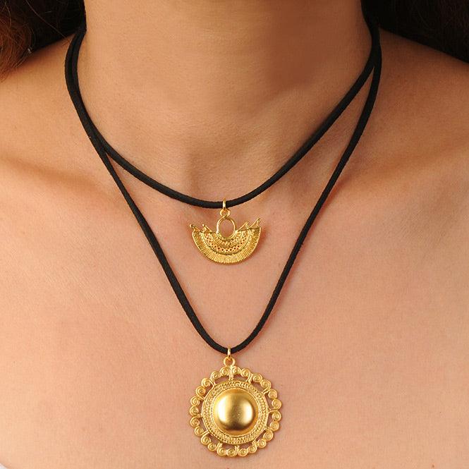 Collar Cuero doble con Dijes Nariguera Alada de Filigrana Sinú y Pectoral Redondo Tolima