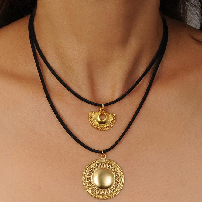 Collar Cuero doble con Dijes Nariguera Semilunar Tairona y Pectoral de Rayos Muisca