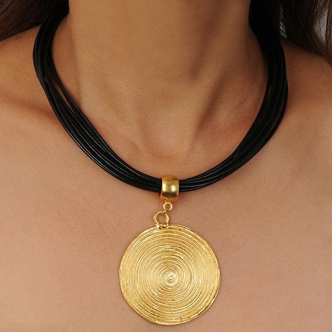 Collar Cuero Negro 10 Vueltas y Dije Grande Pectoral Quimbaya