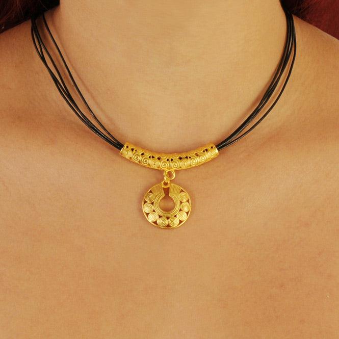 Collar Cuero 4 Vueltas y Dije Pequeño Nariguera de Círculos Quimbaya