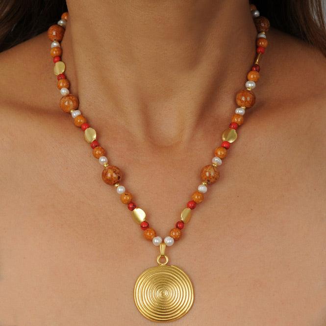 Collar Piedra Semipreciosa Fossil Marrón, Fossil Rojo, Perla y Dije Mediano Pectoral Quimbaya