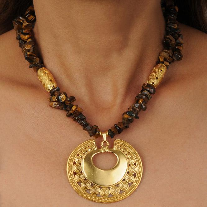 Collar Chips Piedra Semipreciosa Ojo de Tigre y Dije Extragrande Nariguera de Círculos Tairona