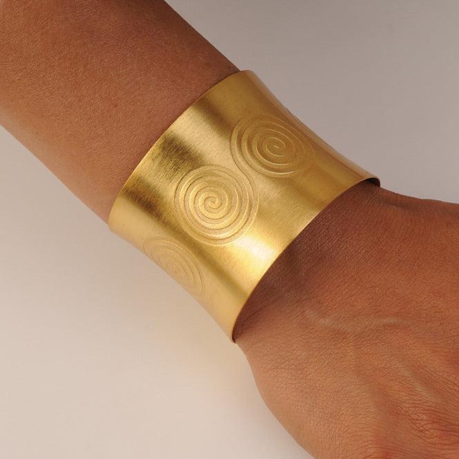 Brazalete de Aro Pictograma Espiral Doble. Convexo
